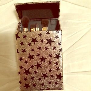 Mini eye shadow brush